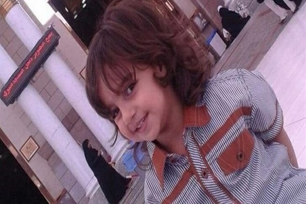 یک وهابی در مدینه عربستان سر کودک خردسال شیعی را با شیشه برید و او را شهید کرد.