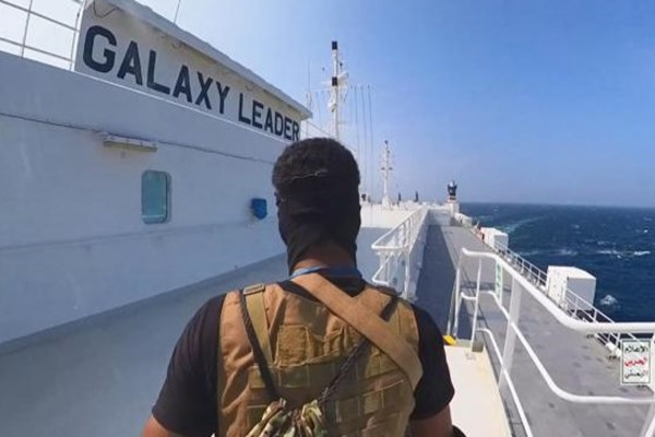 یمنی های شریف و مدافع حقوق بشر، از عبور کشتیهای صهیونیستهای قاتل کودکان غزه جلوگیری می کنند